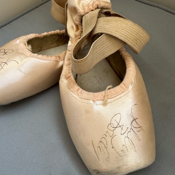 Ashley Boulder signed Pointe Shoes - Picture 2 of 6